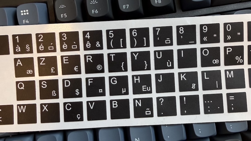 Autocollants AZERTY Amélioré, aussi recherchés comme AZERTY+, AZERTY Plus ou Nouvel AZERTY